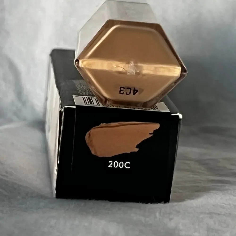 We're Even Hydrating Longwear Concealer | 200 C light pink undertones